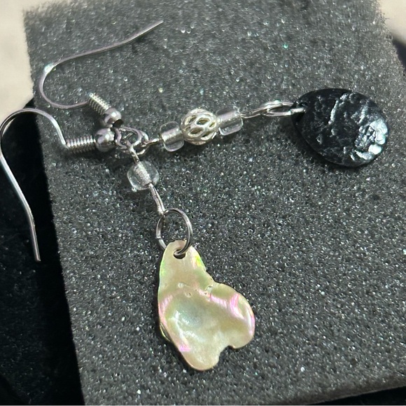 Handmade Silver and Black Dangle abalone Earrings Mismatched - Picture 4 of 4